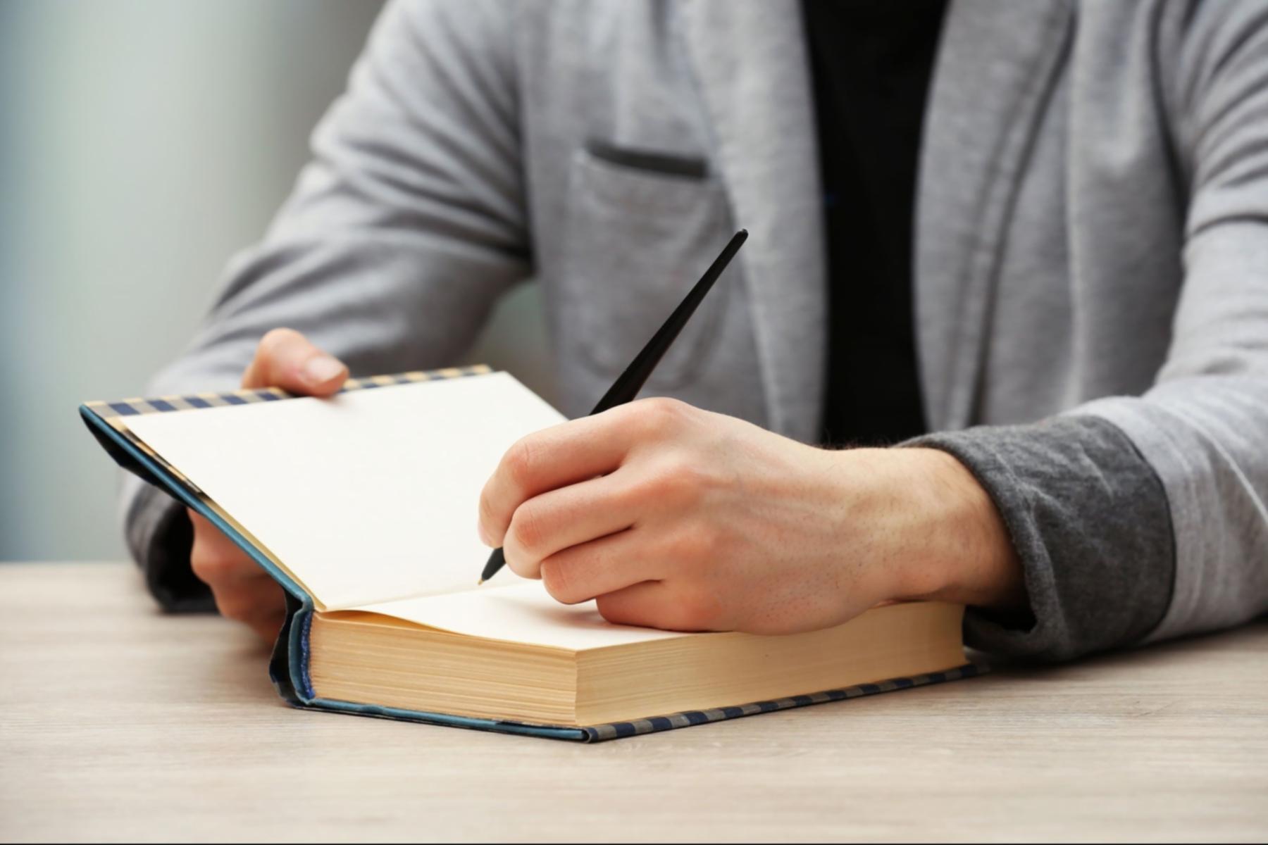 Teilnehmende arbeiten an Layout-Prinzipien in kollaborativer Atmosphäre