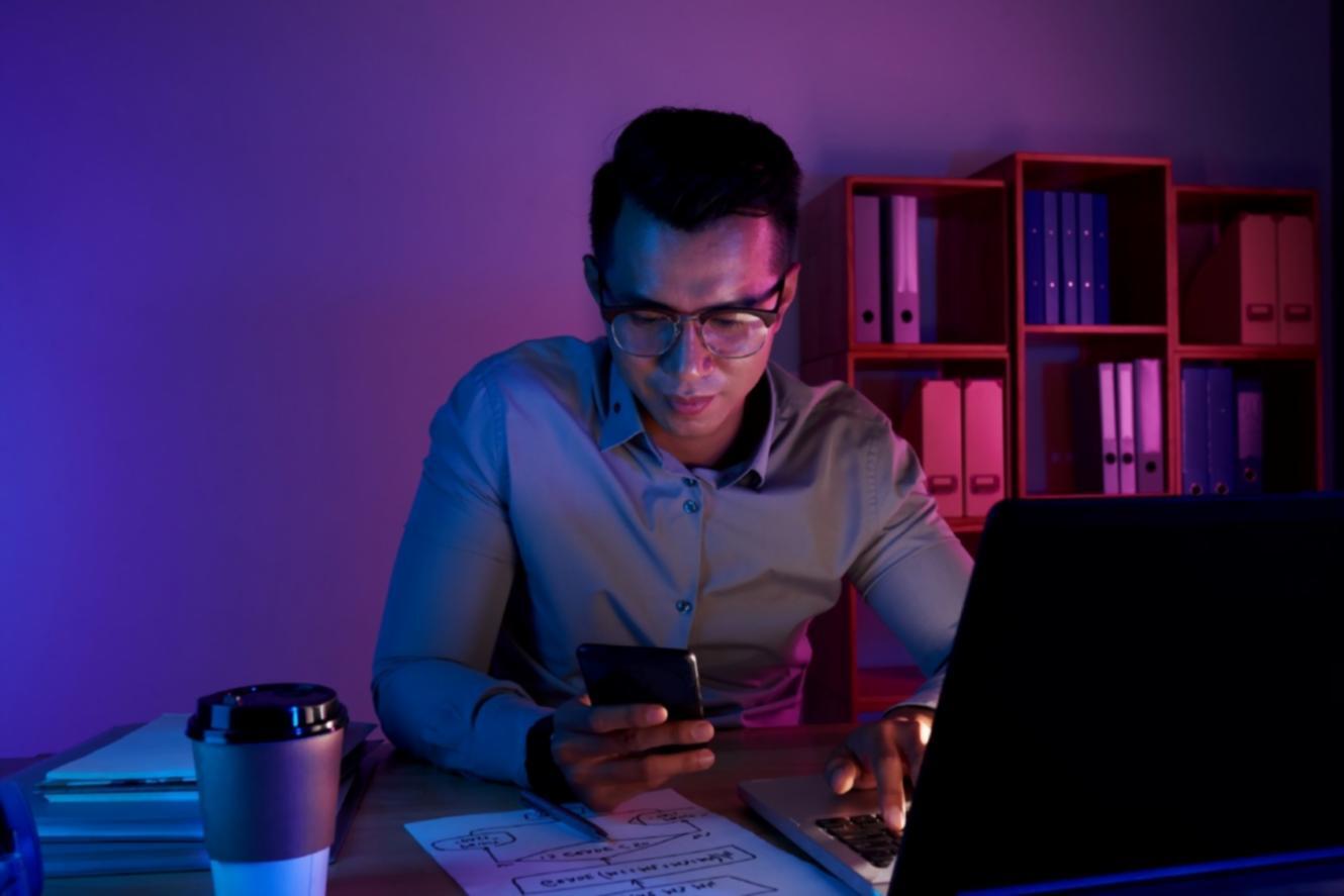 Teilnehmer bei praktischer Übung zur Website-Gestaltung